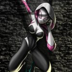 Peinture numérique abouti de Spider Gwen suspendue à un mur de pierre, smartphone collé contre l'oreille de son masque, costume noir blanc et magenta avec capuche bleu sarcelle, pose asymétrique dynamique.