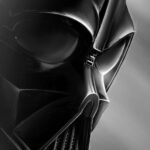 Peinture numérique au format vertical 60×90 cm représentant le casque de Dark Vador de Star Wars en profil-trois-quarts droit, masque noir profond sculpté en clair-obscur radical avec arêtes lumineuses blanc-argenté sur la lentille, l'arête du nez et la grille de respirateur, modules respiratoires latéraux visibles, traits d'esquisse blancs nerveux apparents, fond gris dégradé.