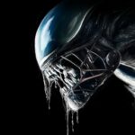 Peinture numérique abouti du Xénomorphe d'Alien en gros plan de profil gauche, mâchoire grande ouverte avec dents acérées et filaments de salive, crâne bulbeux biomécanique noir bleuté, fond noir absolu, lumière froide.