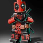 Peinture numérique abouti d'une figurine LEGO de Deadpool debout de face, mains croisées dans le geste "I love you" emblématique du film, costume rouge et noir avec katanas dans le dos, fond gris dégradé.