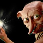Peinture numérique abouti de Dobby, elfe de maison de Harry Potter, en gros plan de profil-trois-quarts à droite du format, expression déterminée, regard tourné vers la main gauche qui claque des doigts en projetant une explosion d'étincelles blanches, oreilles pointues, fond noir absolu, contour rim light cyan.