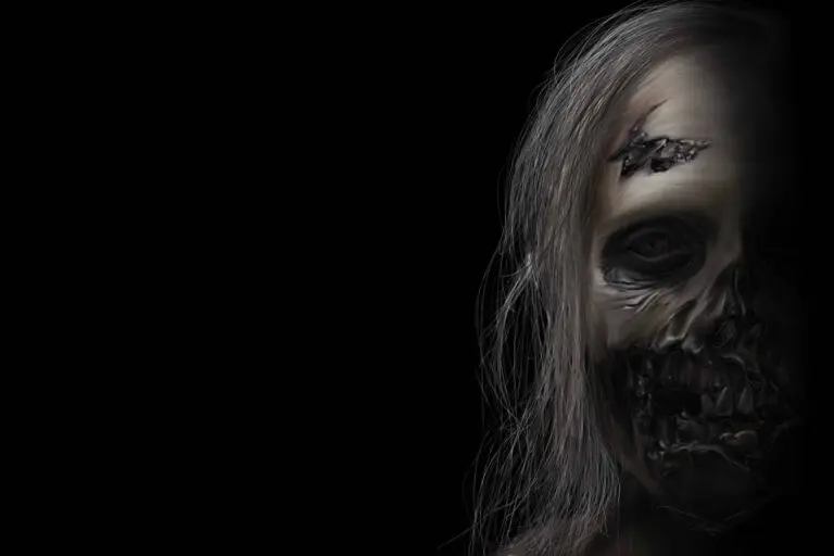 Peinture numérique au format horizontal 90×60 cm représentant un walker (zombie) de la série The Walking Dead en gros plan, visage décentré au tiers droit du cadre sur fond noir absolu, peau grise-beige tendue sur le crâne, cheveux longs blonds emmêlés, œil enfoncé fixe, plaie béante au-dessus du sourcil, mâchoire arrachée révélant dents et tendons, traitement abouti sans gore gratuit.