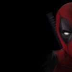 Peinture numérique abouti de Deadpool en portrait gros plan, visage décentré à droite du format, masque rouge et noir texturé hachuré, grands yeux blancs lumineux, fond noir absolu, gaine de katana derrière l'épaule gauche.