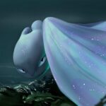 Peinture numérique de Furie Éclair, la dragonne blanche de Dragons 3 Le Monde Caché, en profil-trois-quarts tête inclinée, écailles blanches-argentées aux reflets cyan, aile déployée constellée de points lumineux comme un ciel étoilé, yeux verts mi-clos, truffe rose, atmosphère forestière au crépuscule.