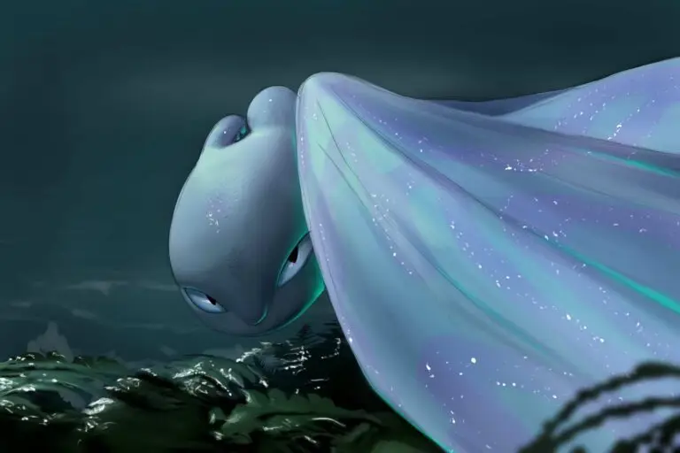 Peinture numérique de Furie Éclair, la dragonne blanche de Dragons 3 Le Monde Caché, en profil-trois-quarts tête inclinée, écailles blanches-argentées aux reflets cyan, aile déployée constellée de points lumineux comme un ciel étoilé, yeux verts mi-clos, truffe rose, atmosphère forestière au crépuscule.