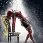 Peinture numérique abouti de Lady Deadpool dans la pose iconique de l'affiche Flashdance — penchée en arrière sur chaise sous une cascade d'eau, combinaison Marvel rouge et noire, bottes à talons hauts, équipement de combat et mèche blonde s'échappant du masque.