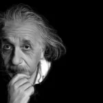 Portrait numérique abouti d'Albert Einstein en noir et blanc, sujet décentré à gauche, main posée sous le menton, regard pensif, cheveux blancs ébouriffés et moustache caractéristiques, style mi-précision mi-esquisse avec trait crayonné apparent sur l'épaule.
