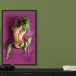 L'œuvre Demoiselle Provocateur de Jocelyn Bouget, encadrée en caisse américaine, posée sur un buffet moderne.
