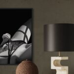 L'œuvre Shadow 3 de Jocelyn Bouget, présentée dans un cadre caisse américaine noire sur un mur texturé beige.