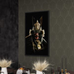 L'œuvre Forhonor 2 de Jocelyn Bouget exposée sur un mur au papier peint art déco dans une salle à manger luxueuse.
