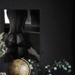 Tableau Catch 3 de Jocelyn Bouget exposé dans un cadre caisse américaine noire, mettant en valeur les détails de la dentelle.