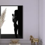 L'œuvre Shadow 1 de Jocelyn Bouget, encadrée en caisse américaine, apportant une touche minimaliste à un intérieur aux tons poudrés.