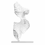 Sculpture Immortelle Bee de Jocelyn Bouget : buste féminin imprimé en 3D SLS de couleur blanche, vue de profil-trois-quarts gauche, format 65 × 35 × 35 cm. Pas de tête ni de bras. Le buste est entièrement constitué d'un maillage d'alvéoles hexagonales régulières, comme une structure de ruche d'abeilles déroulée sur le corps. La géométrie pure dessine les courbes en creux et en pleins : seins ronds en haut, taille marquée, hanches dessinées. Bordures déchirées asymétriques. Posée sur un socle blanc plat.