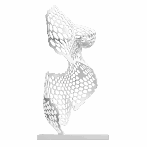 Sculpture Immortelle Bee de Jocelyn Bouget : buste féminin imprimé en 3D SLS de couleur blanche, vue de profil-trois-quarts gauche, format 65 × 35 × 35 cm. Pas de tête ni de bras. Le buste est entièrement constitué d'un maillage d'alvéoles hexagonales régulières, comme une structure de ruche d'abeilles déroulée sur le corps. La géométrie pure dessine les courbes en creux et en pleins : seins ronds en haut, taille marquée, hanches dessinées. Bordures déchirées asymétriques. Posée sur un socle blanc plat.