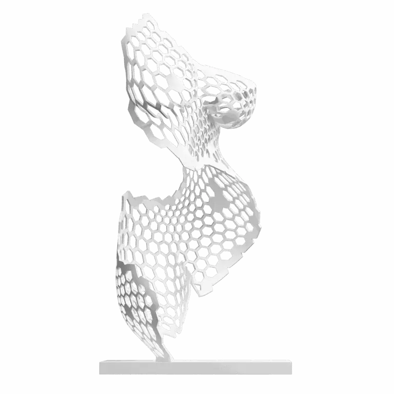 Sculpture Immortelle Bee de Jocelyn Bouget : buste féminin imprimé en 3D SLS de couleur blanche, vue de profil-trois-quarts gauche, format 65 × 35 × 35 cm. Pas de tête ni de bras. Le buste est entièrement constitué d'un maillage d'alvéoles hexagonales régulières, comme une structure de ruche d'abeilles déroulée sur le corps. La géométrie pure dessine les courbes en creux et en pleins : seins ronds en haut, taille marquée, hanches dessinées. Bordures déchirées asymétriques. Posée sur un socle blanc plat.