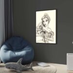 Tableau encadré du croquis de Belle, style crayonné, dans une chambre d'enfant moderne à côté d'un pouf bleu.