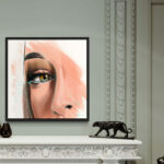 Portrait numérique abouti de l'œil noisette de Kate Moss avec un maquillage smoky, style Katopunk. Impression d'art sur Dibond mat et caisse américaine.