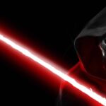 Peinture numérique au format panoramique 90×45 cm représentant Kylo Ren de Star Wars Le Réveil de la Force, casque chromé argent à visière barrée sous capuche noire à droite du cadre, son sabre laser cruciforme à crossguards traversant toute la composition en diagonale rouge incandescente, fond noir absolu, reflets rouges sur le métal du casque.