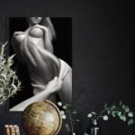 Tableau Catch 1 de Jocelyn Bouget exposé dans un cadre caisse américaine noire au-dessus d'un bureau élégant.