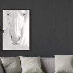 Tableau vertical grand format représentant une tête de cheval blanc style esquisse, accroché sur un mur gris anthracite texturé.