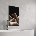 L'œuvre Demoiselle au bain installée dans une salle de bain moderne grise, encadrée par une caisse américaine en aluminium noir.