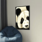 Tableau grand format panda 60x90cm accroché dans un salon moderne près d'un fauteuil bleu. Finition caisse américaine.
