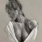 Dessin numérique au graphite sur fond papier kraft beige représentant le buste de trois-quarts d'une jeune femme yeux clos, chignon haut, chemise blanche glissant des épaules, tatouages organiques sur l'épaule droite et le sternum, boucle d'oreille en chaîne.