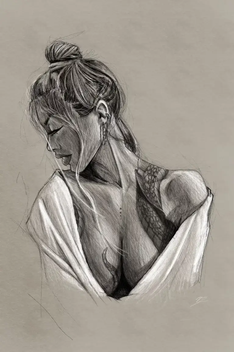 Dessin numérique au graphite sur fond papier kraft beige représentant le buste de trois-quarts d'une jeune femme yeux clos, chignon haut, chemise blanche glissant des épaules, tatouages organiques sur l'épaule droite et le sternum, boucle d'oreille en chaîne.