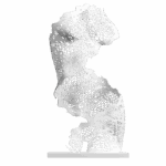 Sculpture Immortelle Dentelle de Jocelyn Bouget : buste féminin imprimé en 3D SLS de couleur blanche, format monumental 70 × 45 × 45 cm, vue de profil-trois-quarts droit, silhouette élancée. Pas de tête ni de bras. Le buste est entièrement constitué d'un réseau ajouré organique alvéolaire d'inspiration végétale, évoquant les arabesques des hêtres tortueux des Faux de Verzy. Le motif dessine les courbes du corps en creux et en pleins, plus dense par endroits, plus aéré ailleurs. Bords supérieur et inférieur déchirés asymétriques. Posée sur un socle blanc plat.