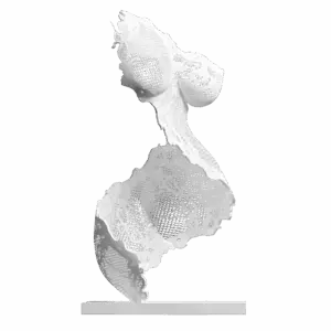 Sculpture Immortelle Curvy de Jocelyn Bouget : buste féminin imprimé en 3D SLS de couleur blanche, vue de profil-trois-quarts gauche, silhouette cambrée en S avec poitrine en avant et hanches voluptueuses dessinées. Pas de tête ni de bras. Le buste est entièrement habillé d'une dentelle florale traditionnelle aux motifs de rosettes et fleurs stylisées sur fond de mailles hexagonales fines, qui dessine les courbes du corps en creux et en pleins. Bords supérieur et inférieur déchirés comme une bande de dentelle découpée. Posée sur un socle blanc plat.