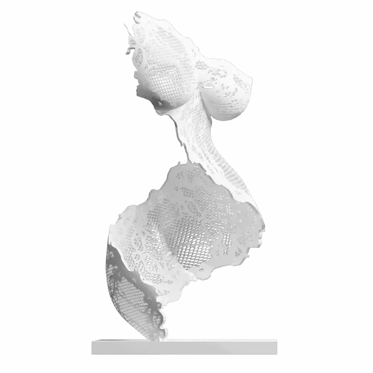 Sculpture Immortelle Curvy de Jocelyn Bouget : buste féminin imprimé en 3D SLS de couleur blanche, vue de profil-trois-quarts gauche, silhouette cambrée en S avec poitrine en avant et hanches voluptueuses dessinées. Pas de tête ni de bras. Le buste est entièrement habillé d'une dentelle florale traditionnelle aux motifs de rosettes et fleurs stylisées sur fond de mailles hexagonales fines, qui dessine les courbes du corps en creux et en pleins. Bords supérieur et inférieur déchirés comme une bande de dentelle découpée. Posée sur un socle blanc plat.