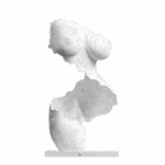 Sculpture Immortelle Curvy 2 de Jocelyn Bouget : buste féminin imprimé en 3D SLS de couleur blanche, vue de profil-trois-quarts gauche, format 65 × 35 × 35 cm. Silhouette aux courbes voluptueuses, plus charnue que Curvy. La sculpture est constituée d'une seule bande de dentelle florale ajourée qui s'enroule autour du corps en spirale sur un peu plus d'un tour (390°), partant du devant des cuisses, remontant par les fesses, et finissant en habillant la poitrine. Motif de dentelle plus rugueux et plus marqué que sur Curvy, bordures déchirées asymétriques. Pas de tête ni de bras. Posée sur un socle blanc plat.