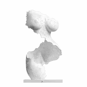 Sculpture Immortelle Curvy 2 de Jocelyn Bouget : buste féminin imprimé en 3D SLS de couleur blanche, vue de profil-trois-quarts gauche, format 65 × 35 × 35 cm. Silhouette aux courbes voluptueuses, plus charnue que Curvy. La sculpture est constituée d'une seule bande de dentelle florale ajourée qui s'enroule autour du corps en spirale sur un peu plus d'un tour (390°), partant du devant des cuisses, remontant par les fesses, et finissant en habillant la poitrine. Motif de dentelle plus rugueux et plus marqué que sur Curvy, bordures déchirées asymétriques. Pas de tête ni de bras. Posée sur un socle blanc plat.
