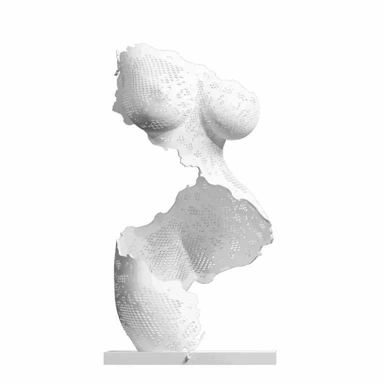 Sculpture Immortelle Curvy 2 de Jocelyn Bouget : buste féminin imprimé en 3D SLS de couleur blanche, vue de profil-trois-quarts gauche, format 65 × 35 × 35 cm. Silhouette aux courbes voluptueuses, plus charnue que Curvy. La sculpture est constituée d'une seule bande de dentelle florale ajourée qui s'enroule autour du corps en spirale sur un peu plus d'un tour (390°), partant du devant des cuisses, remontant par les fesses, et finissant en habillant la poitrine. Motif de dentelle plus rugueux et plus marqué que sur Curvy, bordures déchirées asymétriques. Pas de tête ni de bras. Posée sur un socle blanc plat.