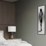 Gros plan sur le bas du tableau encadré, détail des talons rouges et du cadre noir.