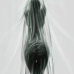 Peinture numérique réaliste d'une silhouette féminine vue de dos, recouverte d'un drapé blanc translucide et éthéré.