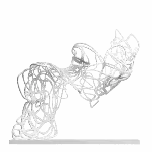 Sculpture Immortelle Entrelas de Jocelyn Bouget : sculpture imprimée en 3D SLS de couleur blanche, vue de profil, format 60 × 45 × 60 cm. Composition la plus abstraite de la collection : un écheveau libre de rubans qui s'enroulent et se croisent en boucles, entrelacements et arabesques continus. La silhouette d'un buste féminin se devine dans le mouvement (poitrine, taille, hanches) sans jamais être affirmée. Posture inclinée vers la droite, presque en mouvement suspendu. Posée sur un socle blanc plat.