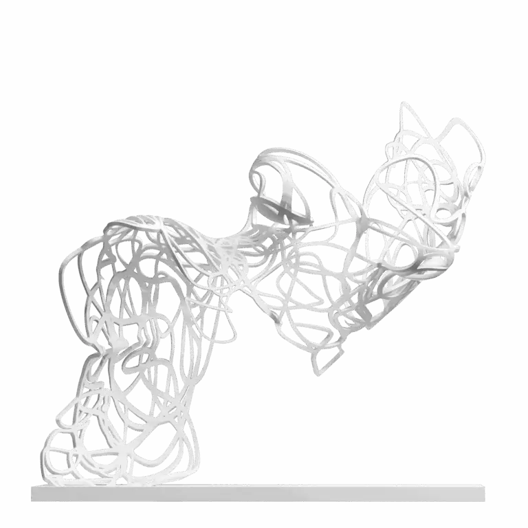 Sculpture Immortelle Entrelas de Jocelyn Bouget : sculpture imprimée en 3D SLS de couleur blanche, vue de profil, format 60 × 45 × 60 cm. Composition la plus abstraite de la collection : un écheveau libre de rubans qui s'enroulent et se croisent en boucles, entrelacements et arabesques continus. La silhouette d'un buste féminin se devine dans le mouvement (poitrine, taille, hanches) sans jamais être affirmée. Posture inclinée vers la droite, presque en mouvement suspendu. Posée sur un socle blanc plat.