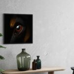 Peinture numérique hyper-réaliste d'un œil de Doberman, pelage noir et feu, impression d'art sur Dibon mat.