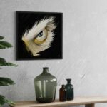 Peinture numérique hyper-réaliste d'un œil d'aigle perçant sur fond noir, impression d'art sur Dibon mat.