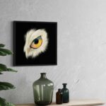 Peinture numérique hyper-réaliste d'un œil de hibou (chouette) jaune vif sur fond noir, impression d'art sur Dibon mat.