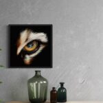 Peinture numérique hyper-réaliste d'un œil de tigre ambré sur fond noir, impression d'art sur Dibon mat.
