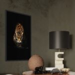 Peinture numérique réaliste d'un jaguar sortant de l'ombre, regard vert intense, sur fond noir. Impression d'art sur Dibon mat par Jocelyn Bouget.