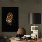 Peinture numérique réaliste d'un jaguar sortant de l'ombre, regard vert intense, sur fond noir. Impression d'art sur Dibon mat par Jocelyn Bouget.