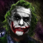 Peinture numérique de Heath Ledger en Joker dans The Dark Knight de Christopher Nolan, portrait gros plan trois-quarts gauche, maquillage blanc écaillé, Glasgow smile rouge bavé, cheveux verts emmêlés gras, regard fatigué amusé, sourire en coin, costume violet et bleu, style mi-précision mi-esquisse aux hachures apparentes sur fond grunge halftone.