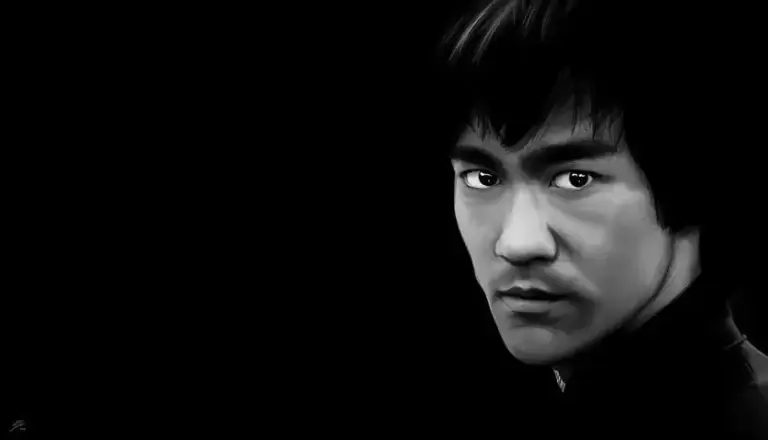 Portrait numérique abouti en noir et blanc de Bruce Lee, vue de trois quarts, regard intense et direct, col roulé noir, fond noir uni, traitement en clair-obscur.