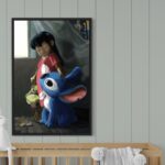 Mise en situation du tableau 'Lilo & Stitch' de Jocelyn Bouget, une peinture numérique touchante, dans une chambre au mur vert sauge.