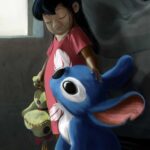 Peinture numérique hyper-réaliste de Lilo et Stitch partageant un moment de tendresse 'Ohana'. Lilo caresse Stitch en tenant sa poupée Scrump. Impression d'art sur Dibon mat.