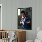 Tableau encadré de Lilo et Stitch (peinture numérique réaliste), accroché dans une chambre d'enfant au-dessus d'un berceau.