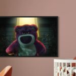 Mise en situation du tableau 'Lotso' de Jocelyn Bouget, peinture numérique, au-dessus d'un berceau dans une chambre.